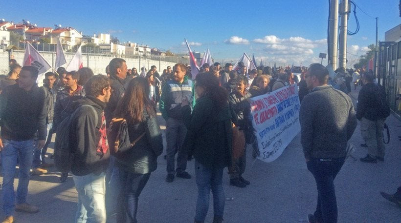 Ένταση στο υπ. Παιδείας: Φοιτητές σκαρφάλωσαν στα κάγκελα – Χρήση χημικών από τα ΜΑΤ